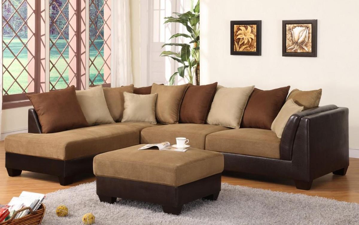 коричневый диван с подушками в интерьере