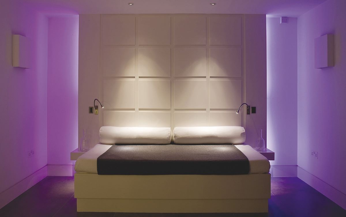 спальня с подсветкой над кроватью